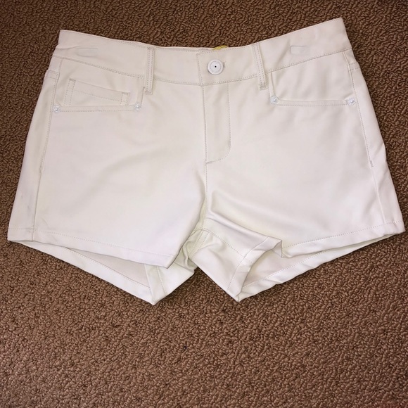 BCBGeneration White Women's Shorts - Picture 3 of 5